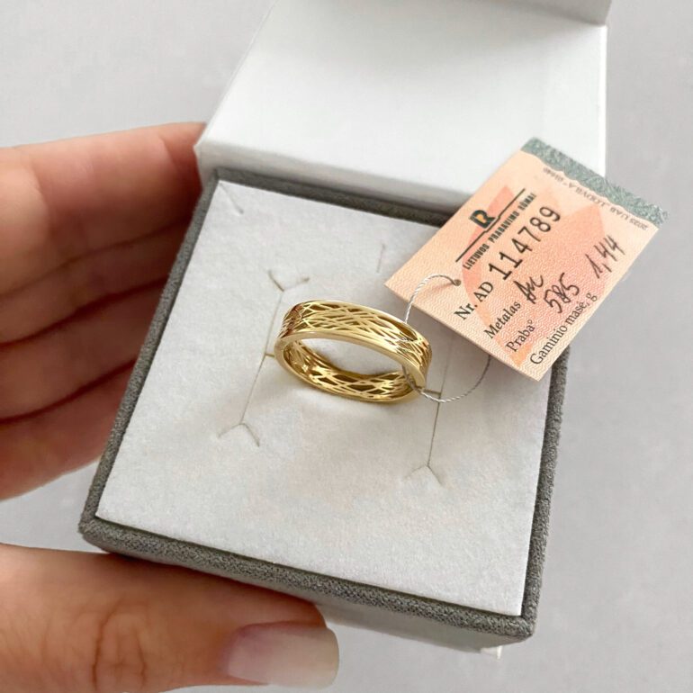 Yellow gold ring