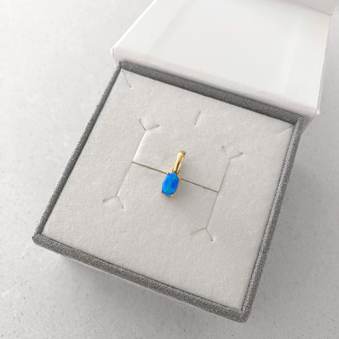Yellow gold pendant with opal