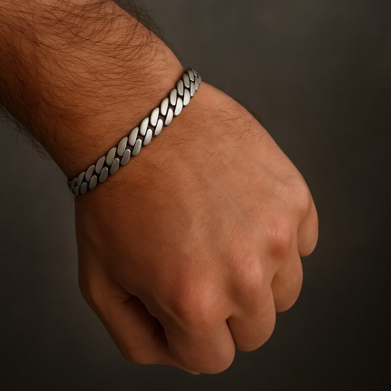 Modernaus matinio šlifavimo sidabrinė tamsinta apyrankė vyrams