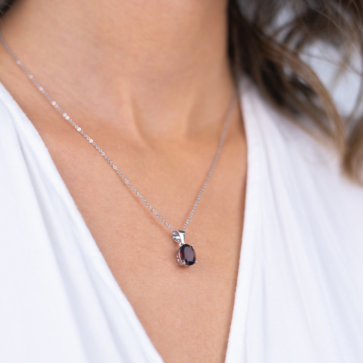 Sidabrinis Pakabukas Su Granatu