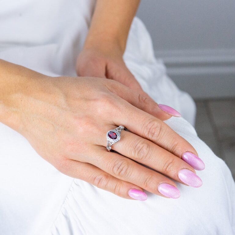 Sidabrinis žiedas su granatu ir cirkoniais