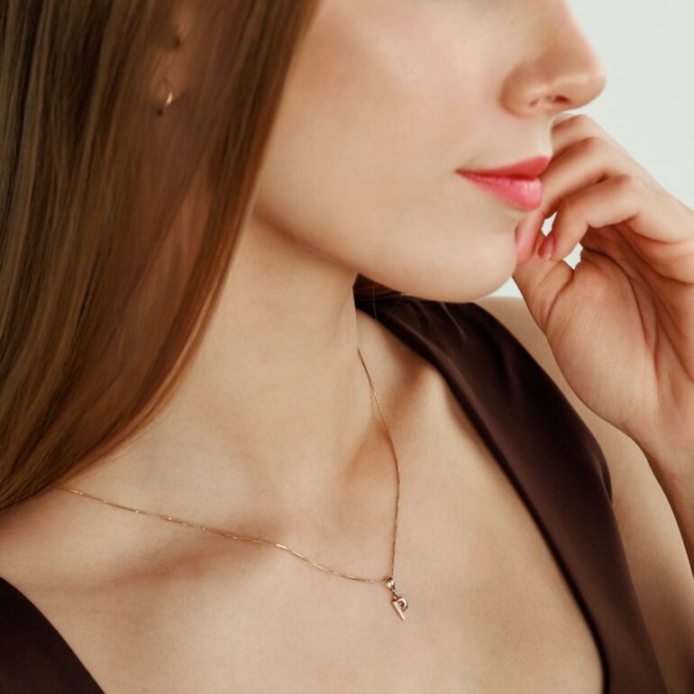 auksinis-pakabukas-inicialas-raidė-P