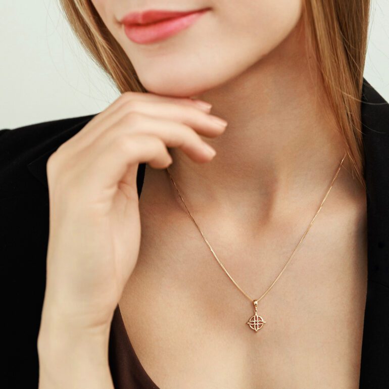 Geltono aukso pakabukas - keltų mazgas