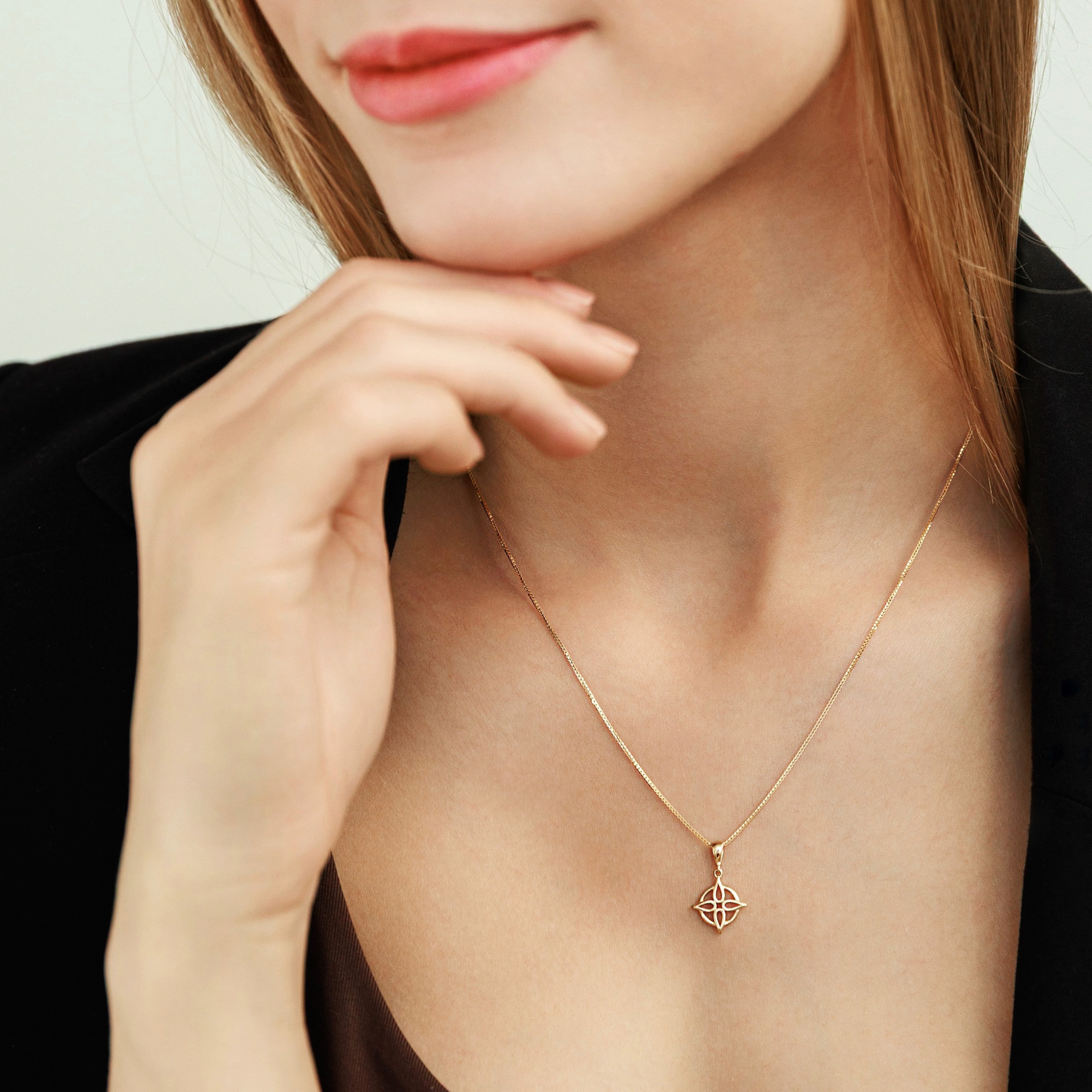 Geltono aukso pakabukas - keltų mazgas