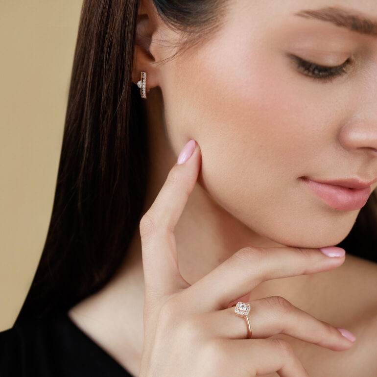 Auksinis žiedas su cirkoniais