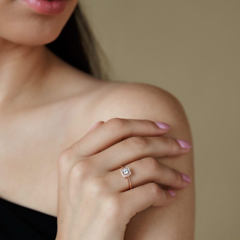 Auksinis žiedas su cirkoniais