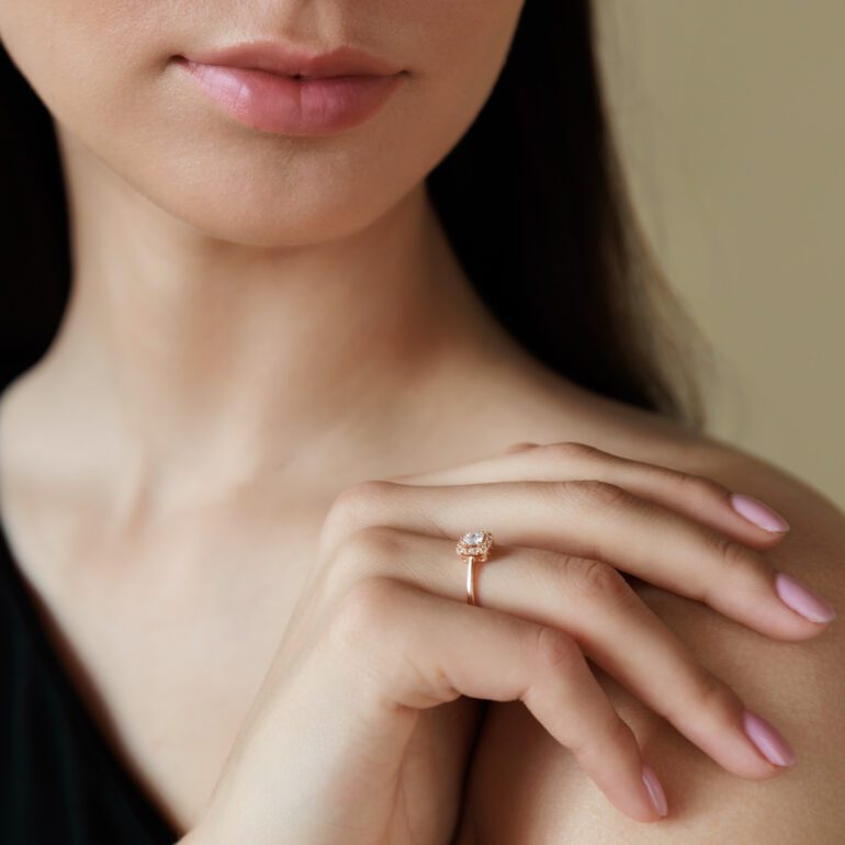 Auksinis žiedas su cirkoniais