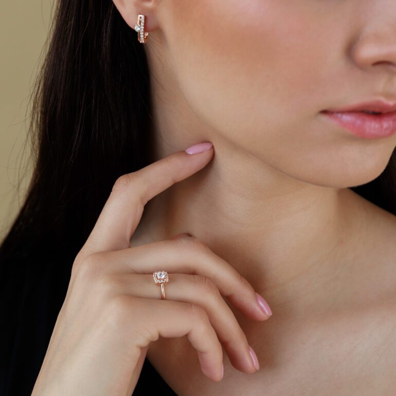 Auksinis žiedas su cirkoniais