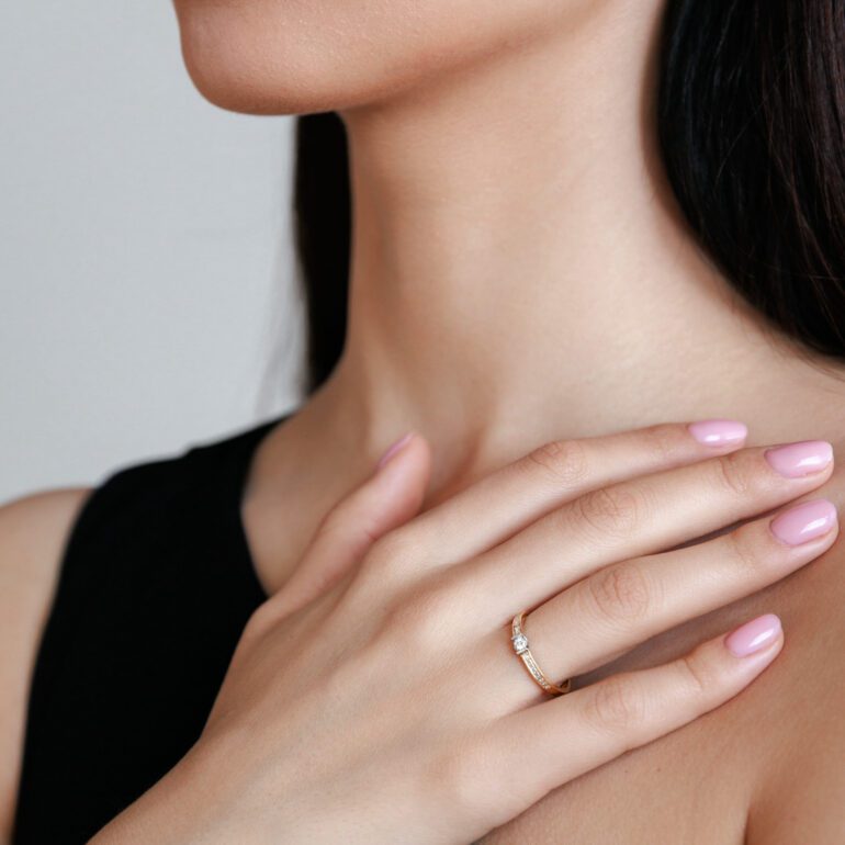 Geltono aukso žiedas su deimantu