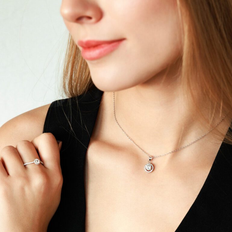 Sidabriniai papuošalais su cirkoniais