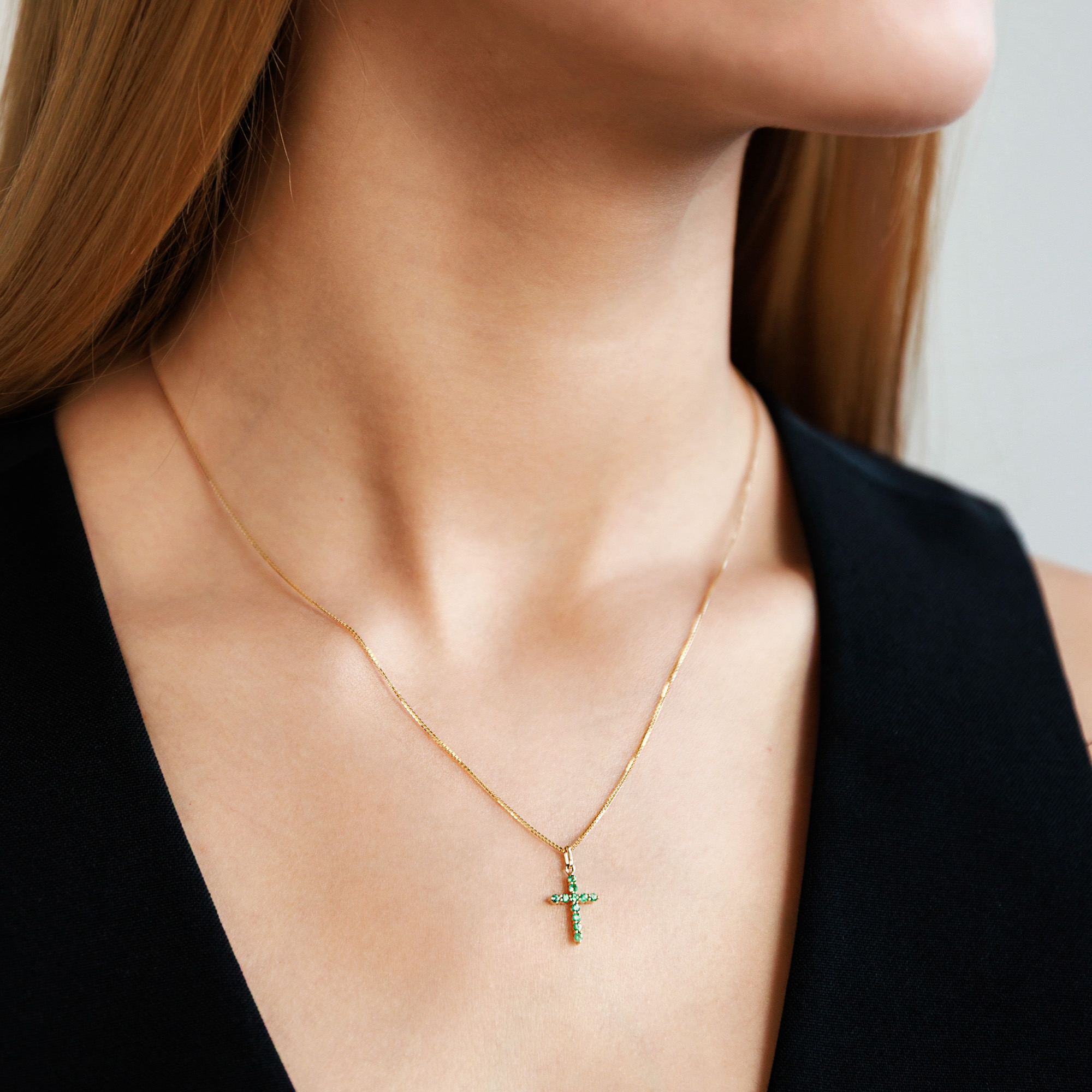 Geltono aukso pakabukas - kryželis su smaragdais