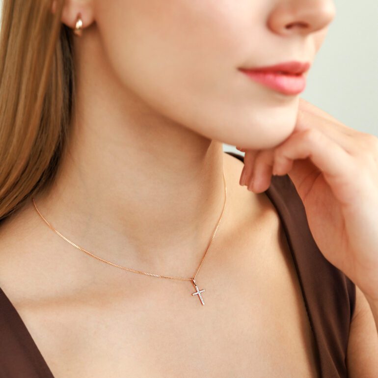 Auksinis Pakabukas – Kryželis Su Deimantais