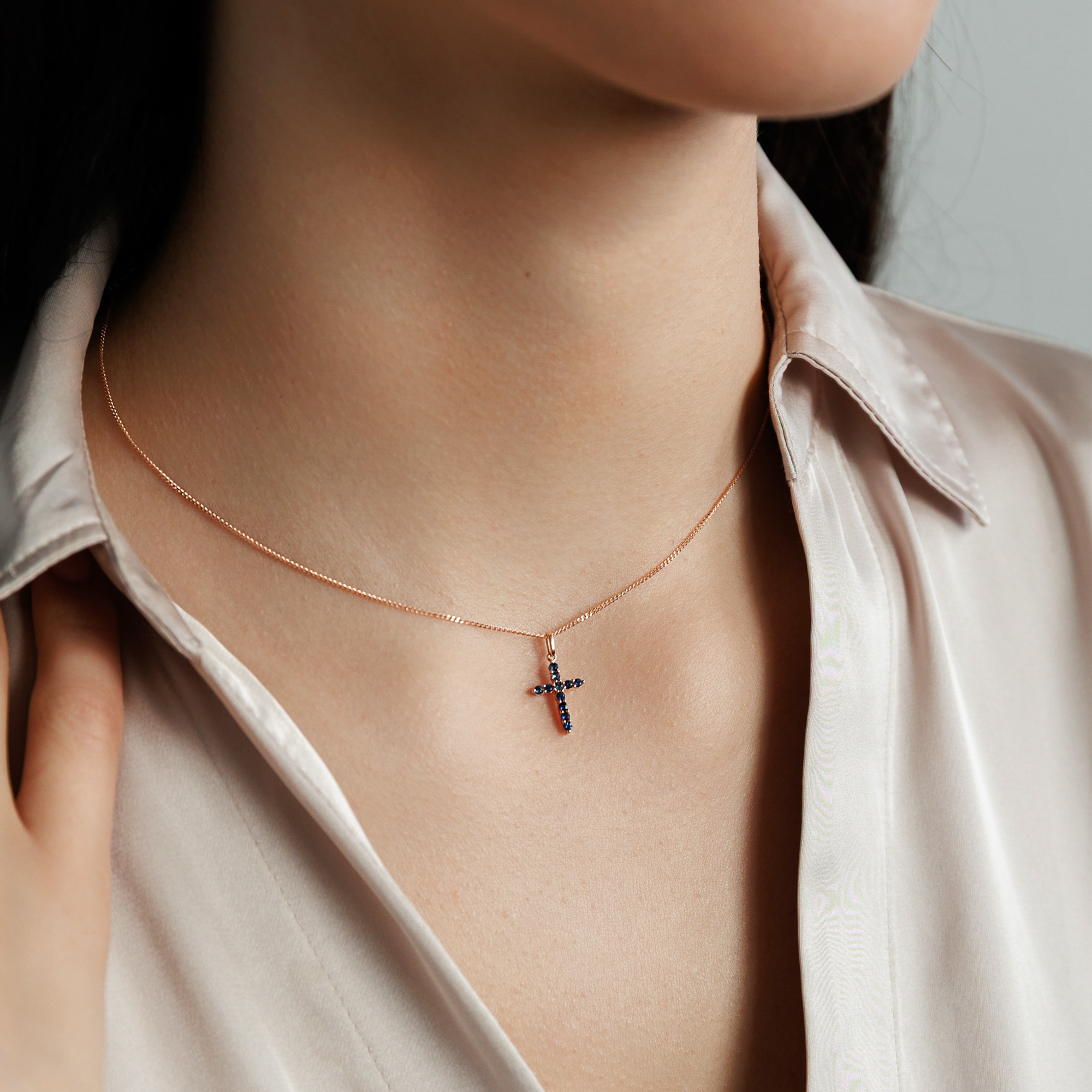 Auksinis pakabukas - kryželis su safyrais