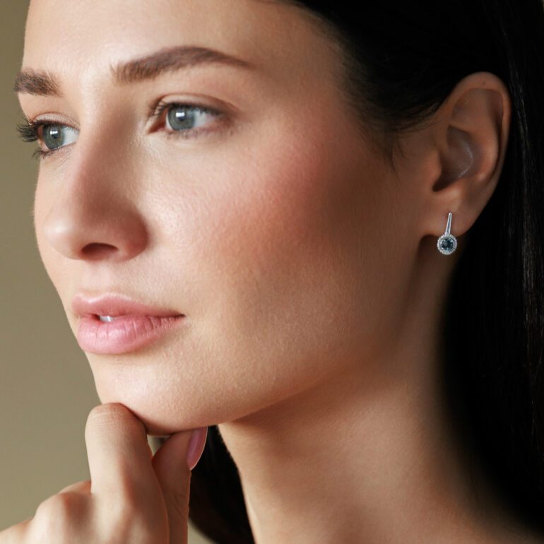 Balto Aukso Auskarai Su Deimantais Ir Topazais