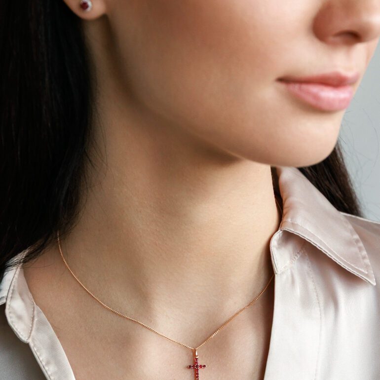 Auksinis Pakabukas – Kryželis Su Rubinais