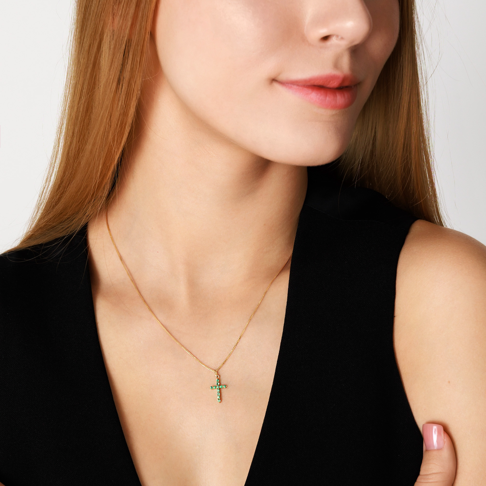 Geltono aukso pakabukas - kryželis su smaragdais