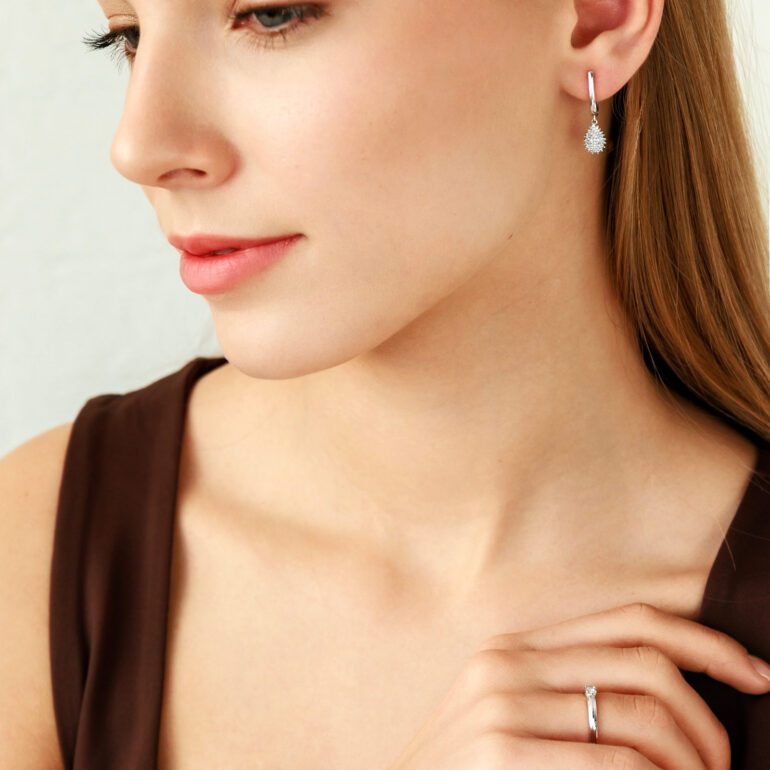 Balto Aukso Auskarai Su Deimantais