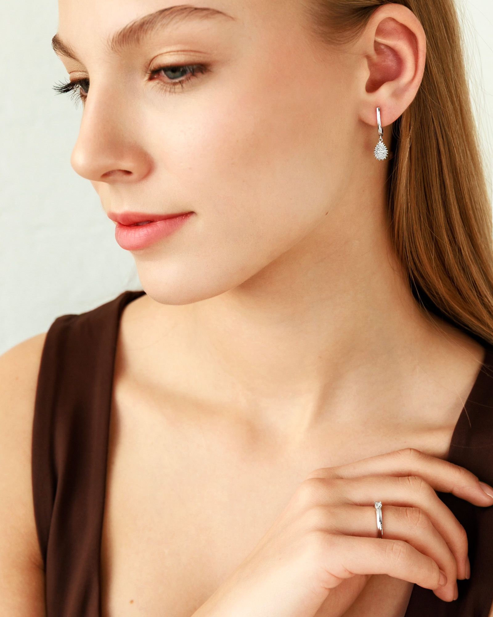 Balto Aukso Auskarai Su Deimantais