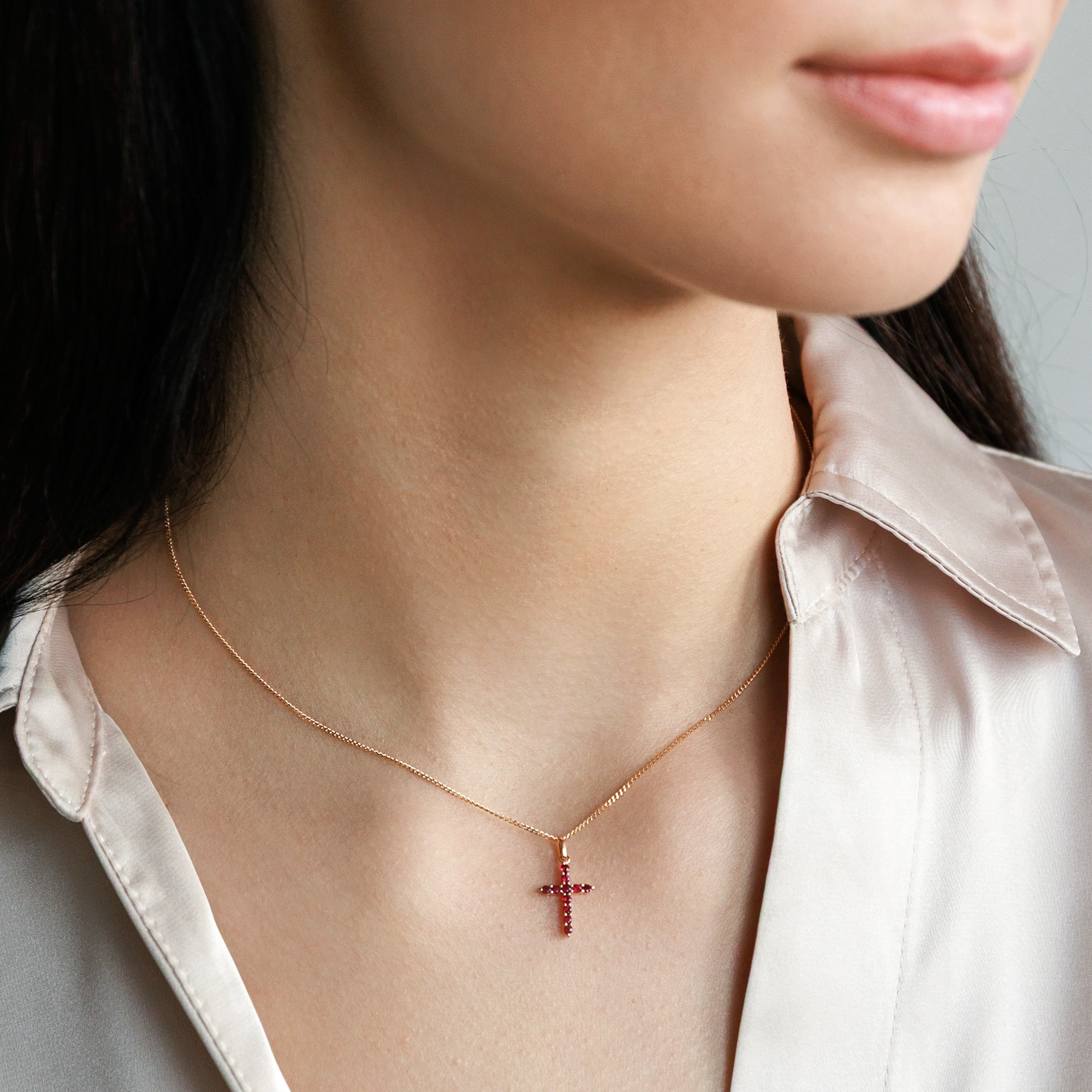 Auksinis Pakabukas – Kryželis Su Rubinais