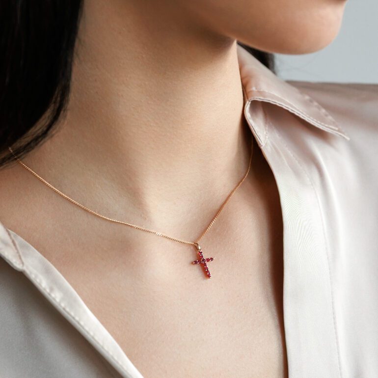 Auksinis Pakabukas – Kryželis Su Rubinais