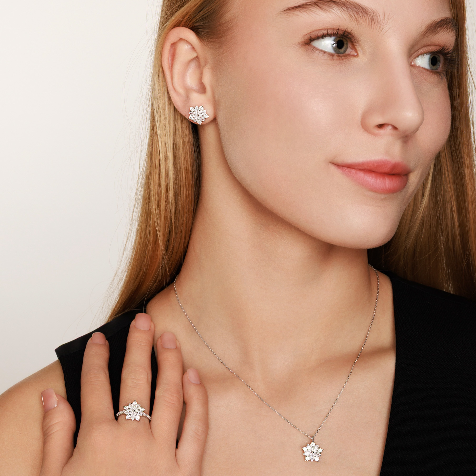 Puošnūs sidabriniai adatiniai auskarai su cirkoniais