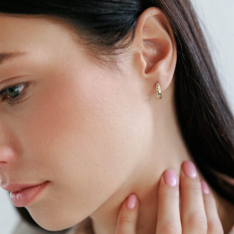 Geltono aukso auskarai - graviruotos rinkutės