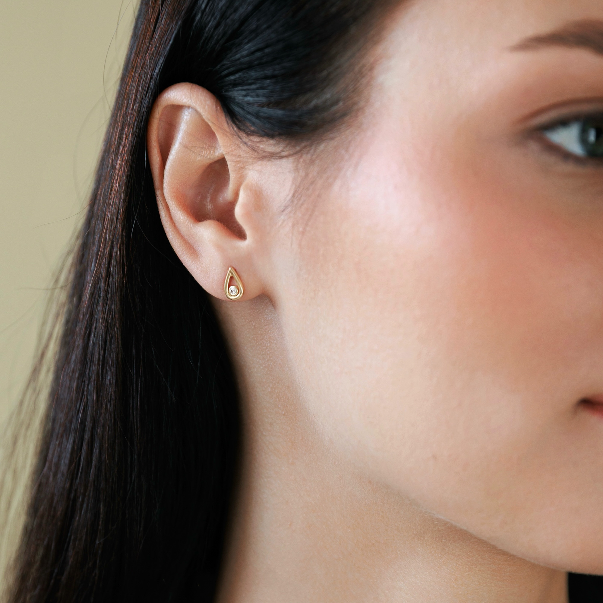 auksiniai lašo formos auskarai su cirkoniais