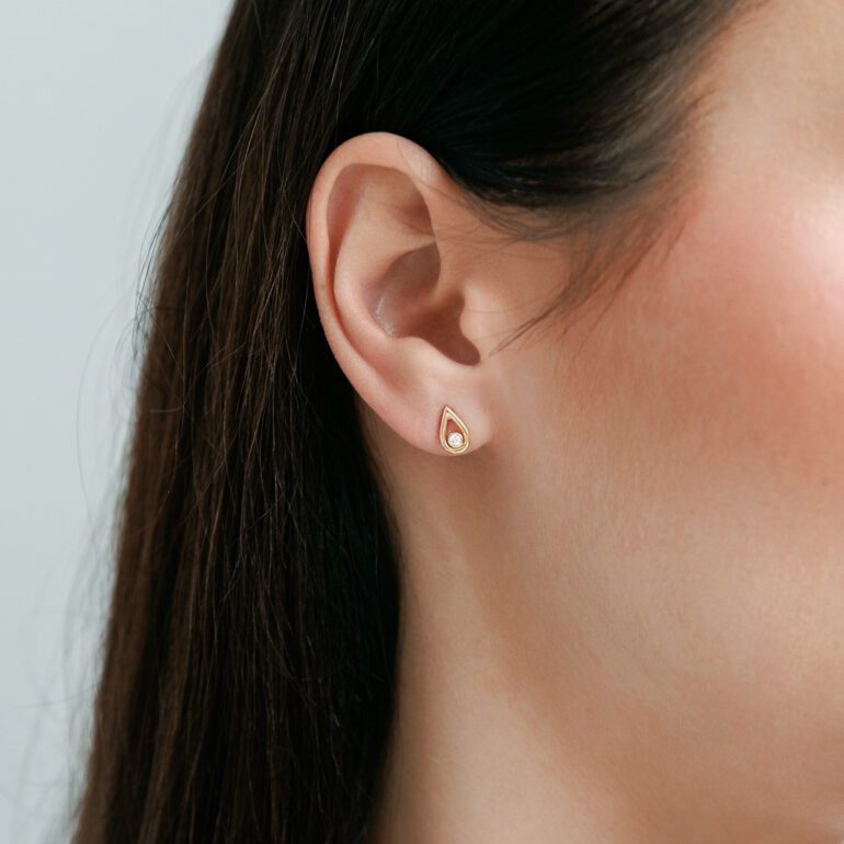 auksiniai lašo formos auskarai su cirkoniais