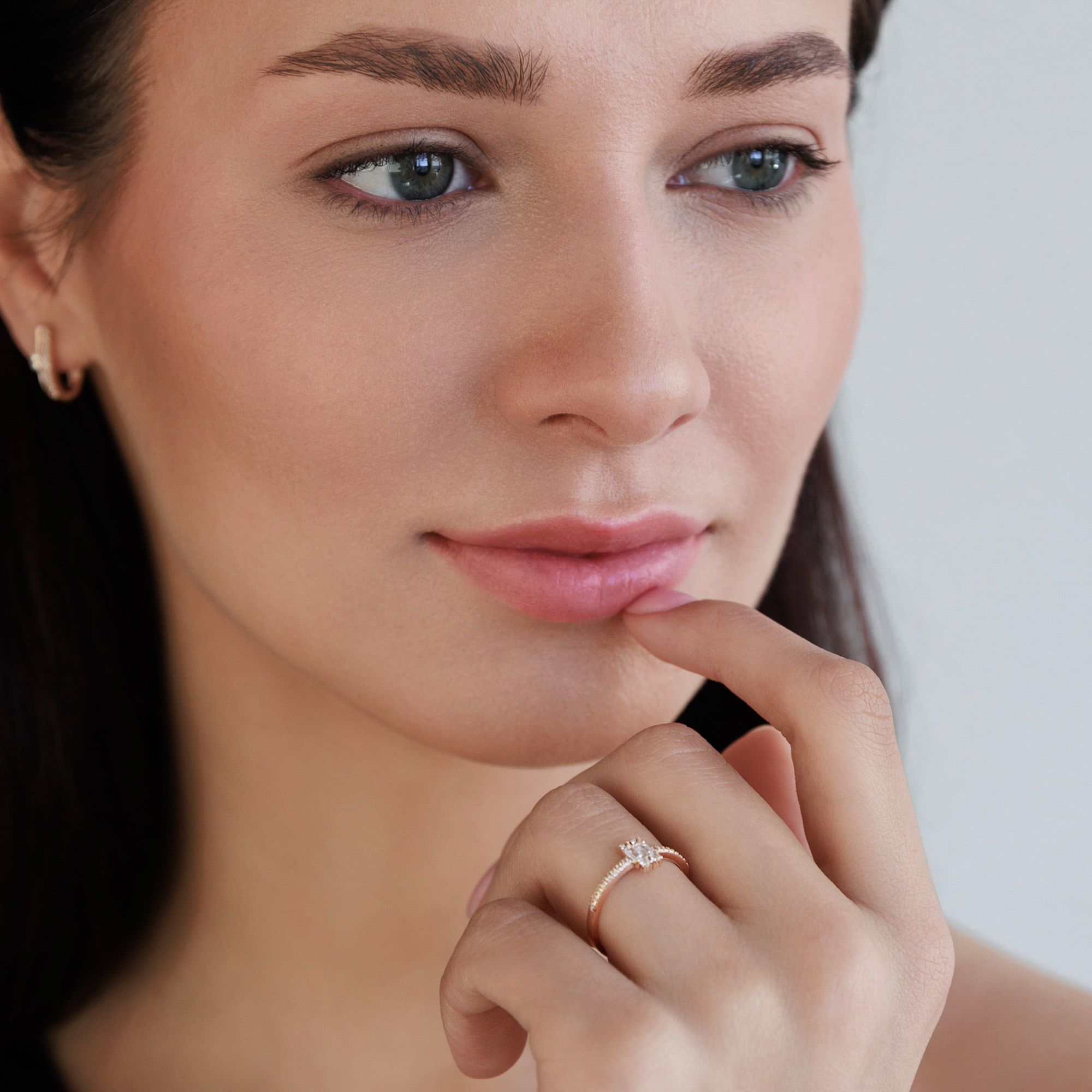 Rose gold ring with cubic zirconia