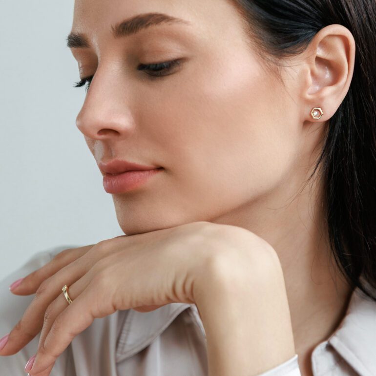 Yellow gold stud earrings with cubic zirconia