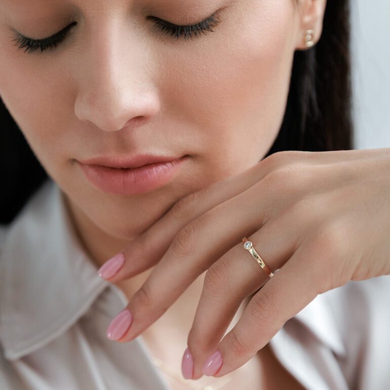 geltono aukso žiedas su cirkoniais