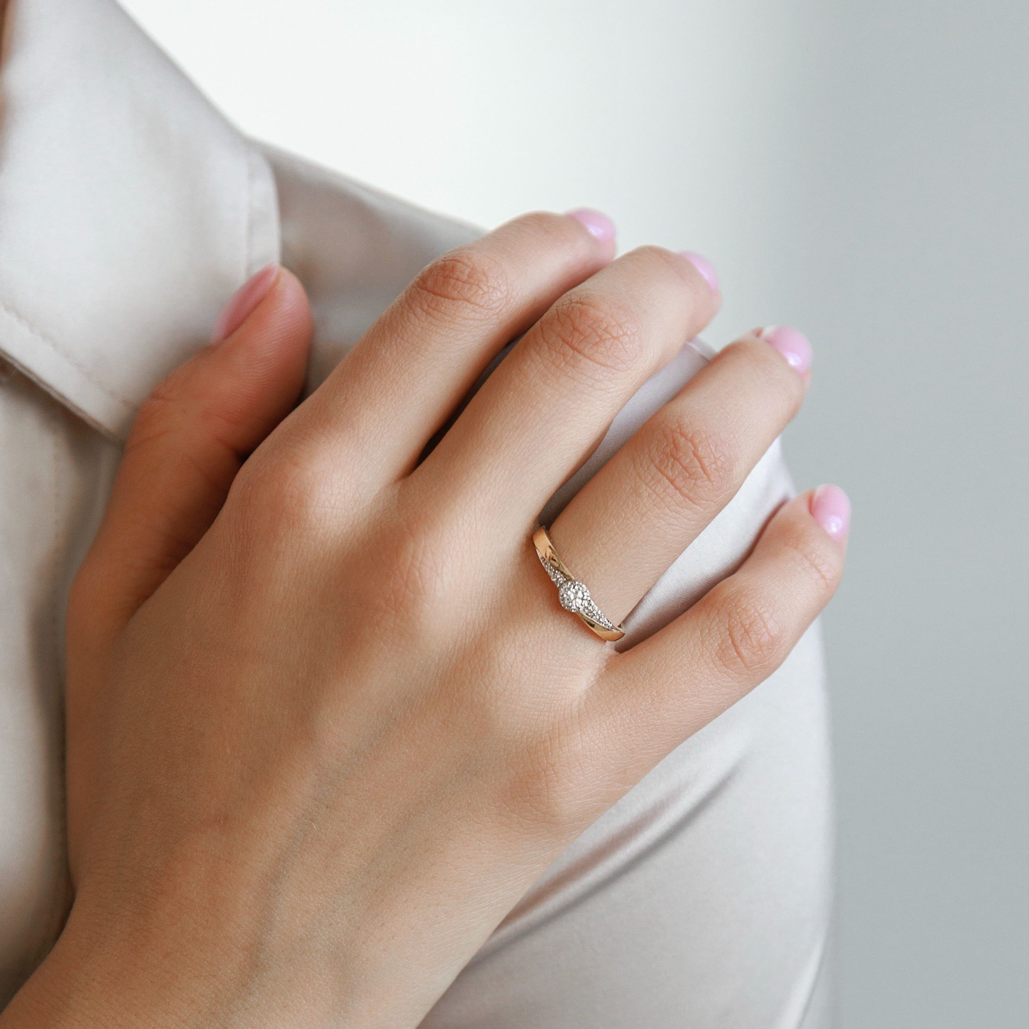 auksinis žiedas su deimantais