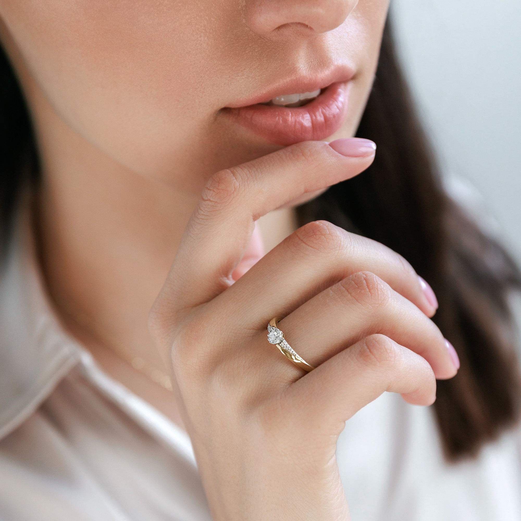 auksinis žiedas su deimantais