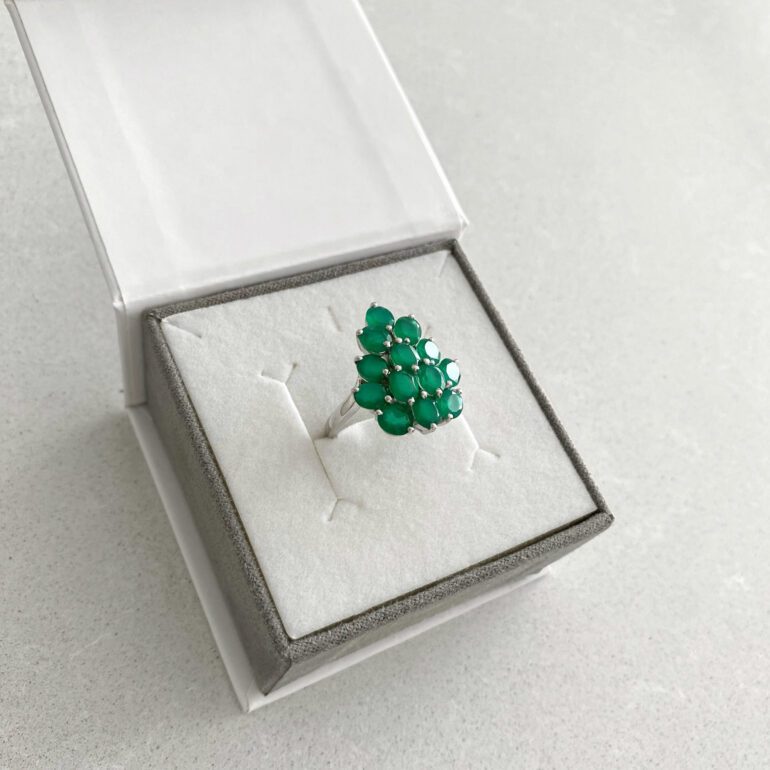 Sidabrinis žiedas su žaliais agatais