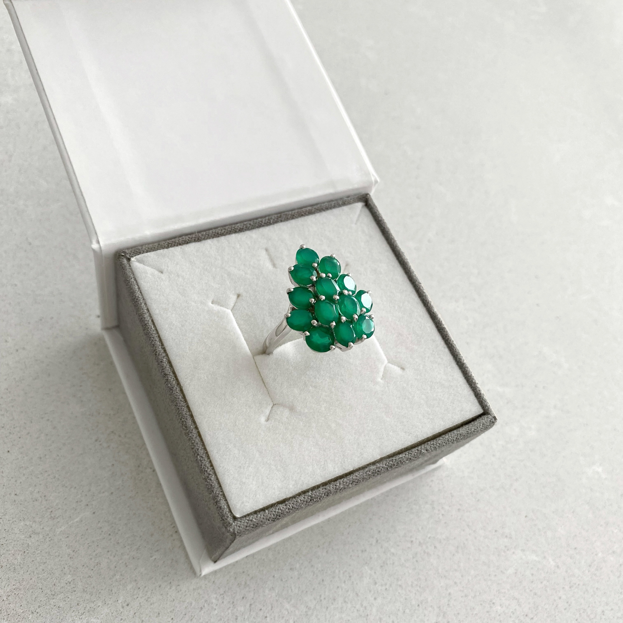 Sidabrinis žiedas su žaliais agatais