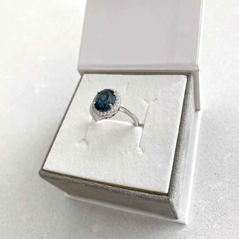 Sidabrinis žiedas su London blue topazu ir cirkoniais