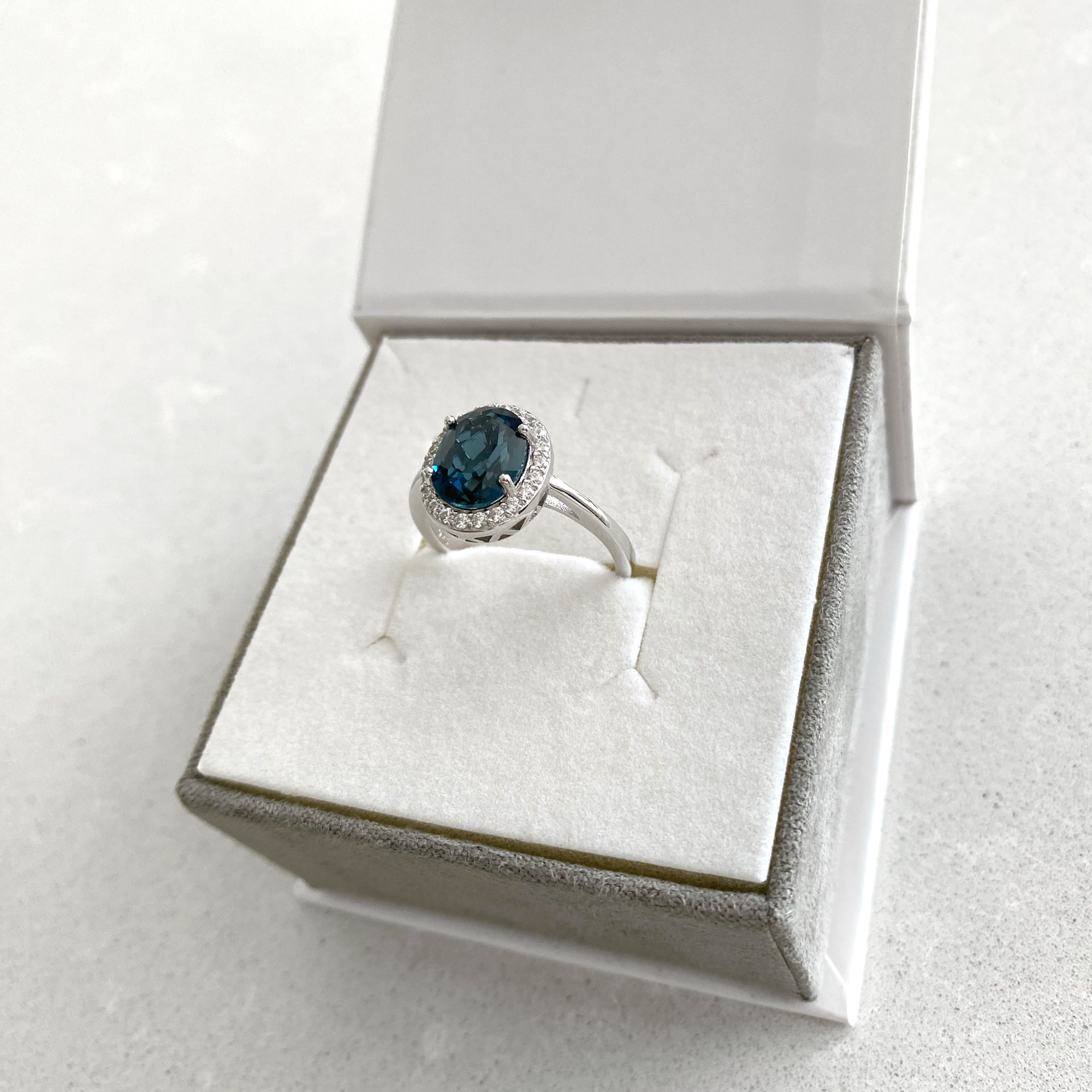 Sidabrinis žiedas su London blue topazu ir cirkoniais