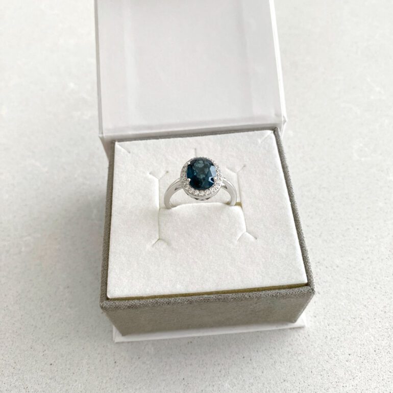 Sidabrinis žiedas su London blue topazu ir cirkoniais