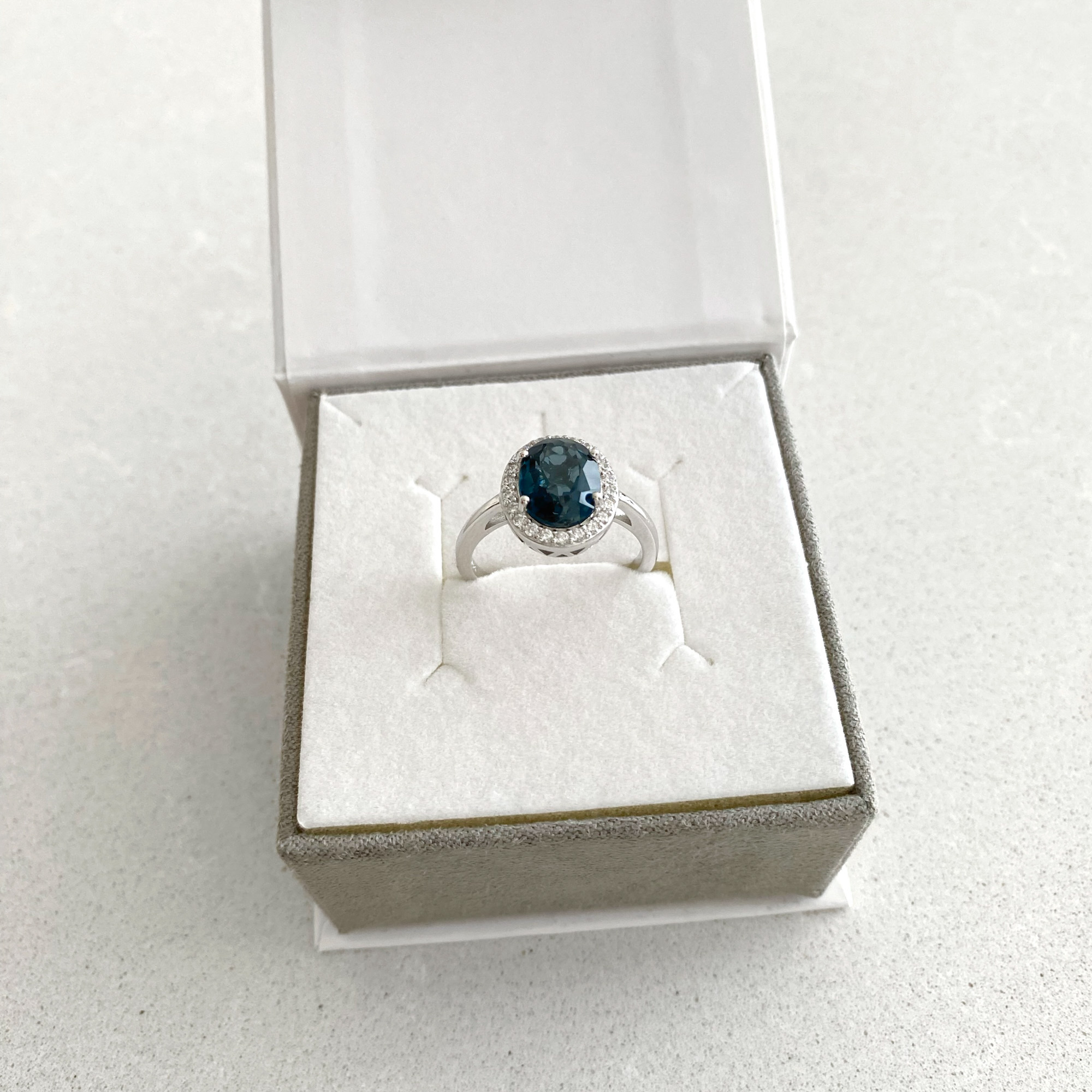 Sidabrinis žiedas su London blue topazu ir cirkoniais