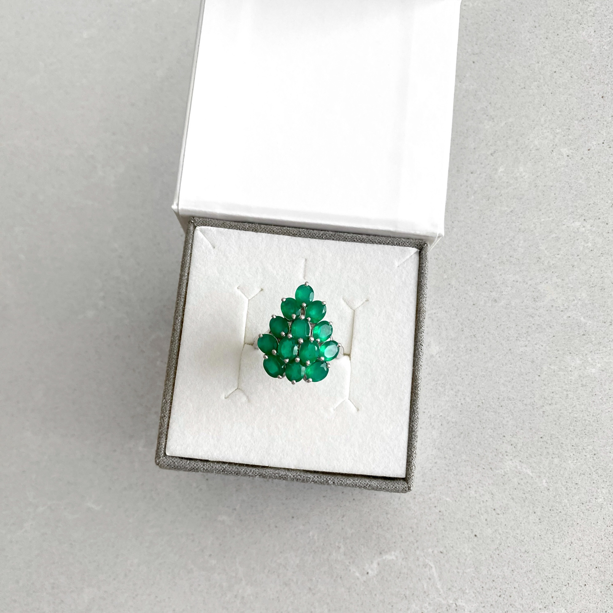 Sidabrinis žiedas su žaliais agatais