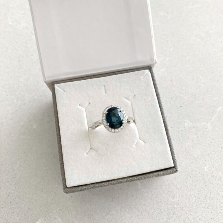 Sidabrinis žiedas su London blue topazu ir cirkoniais