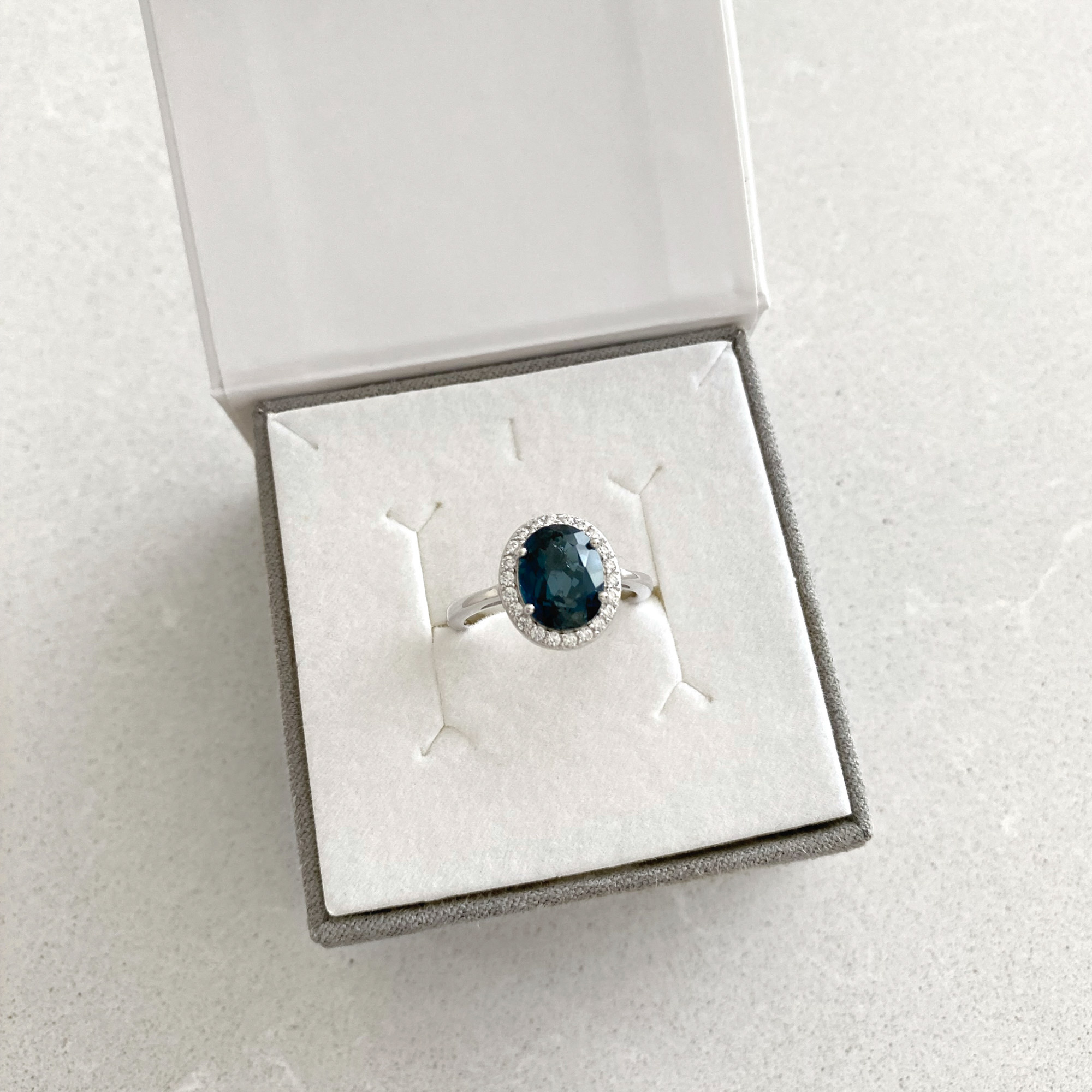 Sidabrinis žiedas su London blue topazu ir cirkoniais