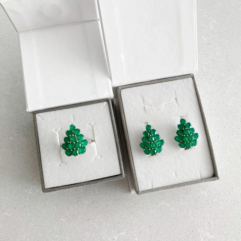 Sidabriniai auskarai su žaliais agatais