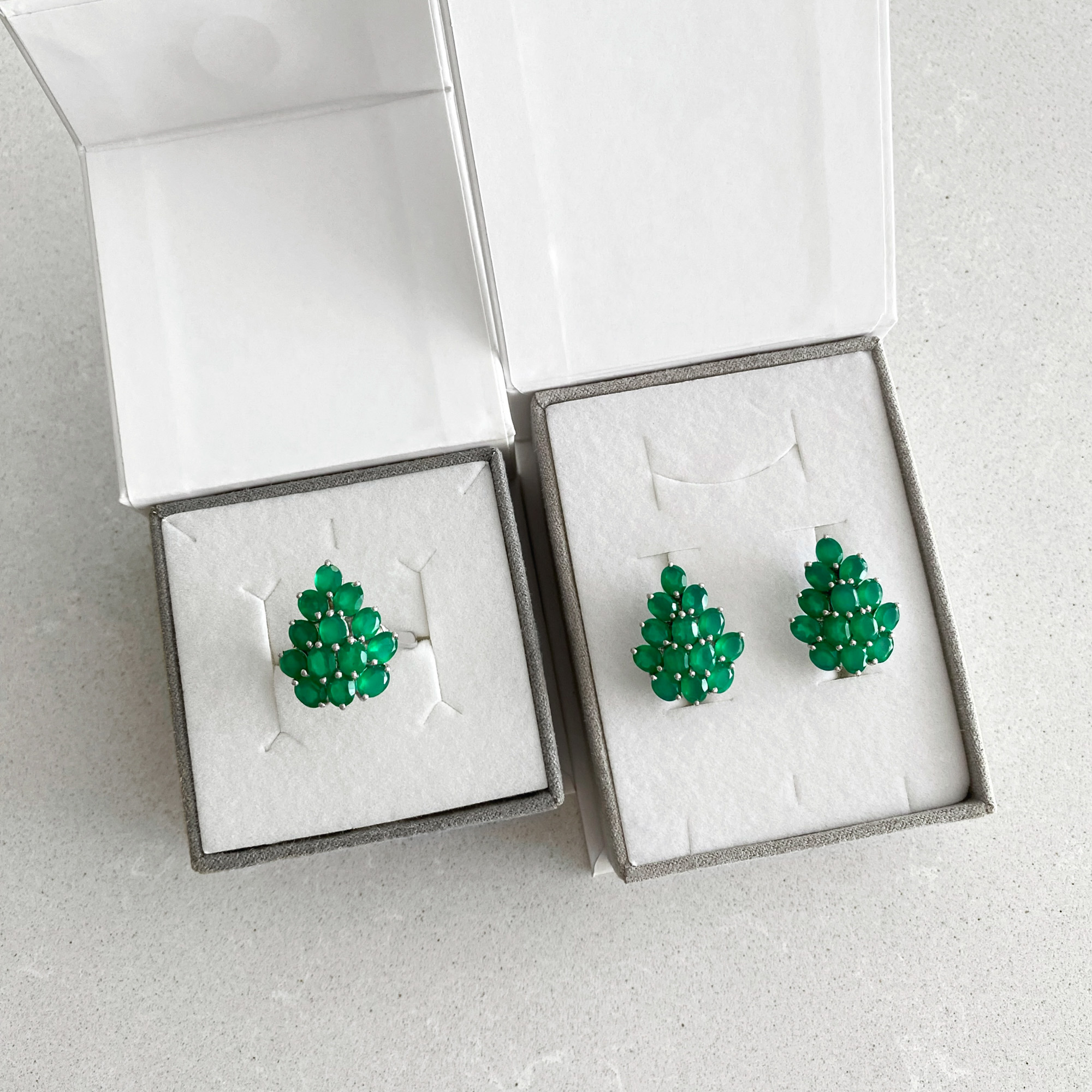 Sidabriniai auskarai su žaliais agatais