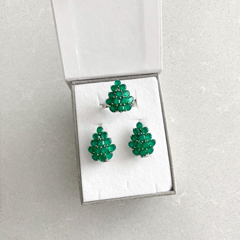 Sidabriniai auskarai su žaliais agatais