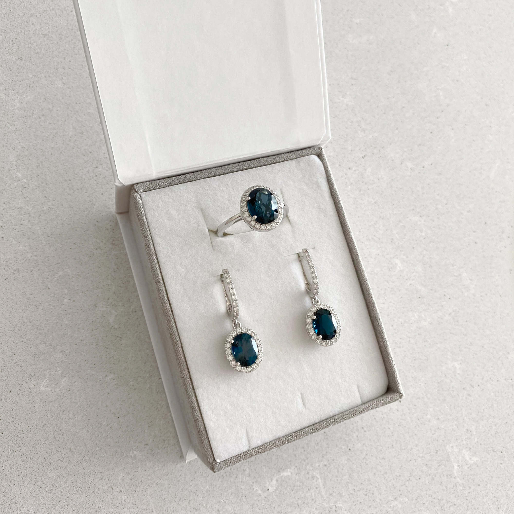 Sidabriniai auskarai su London blue topazais ir cirkoniais