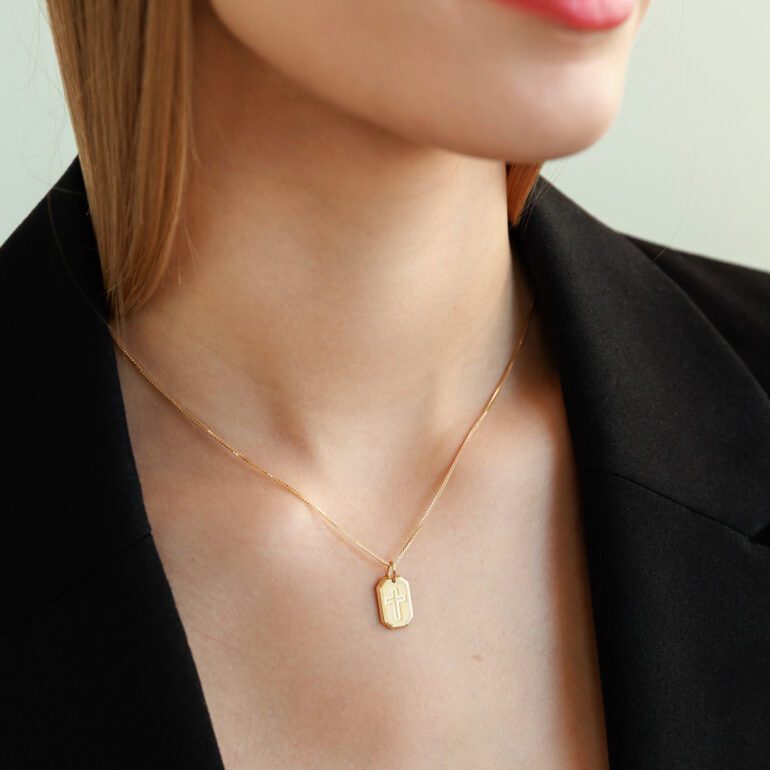 Auksinis pakabukas kryželis plokštelėje