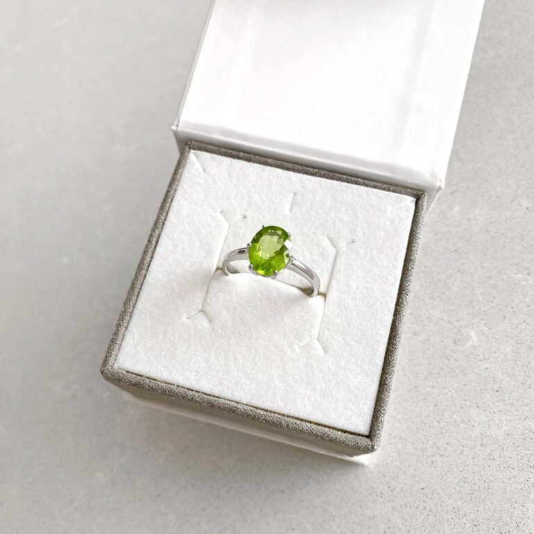 Sidabrinis žiedas su peridotu