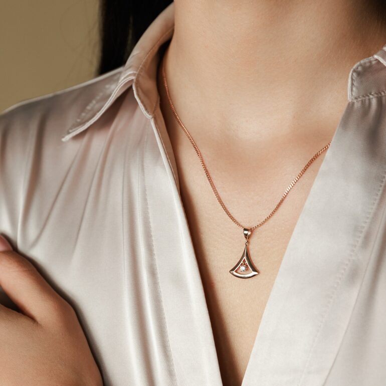 auksinis pakabukas su cirkoniu