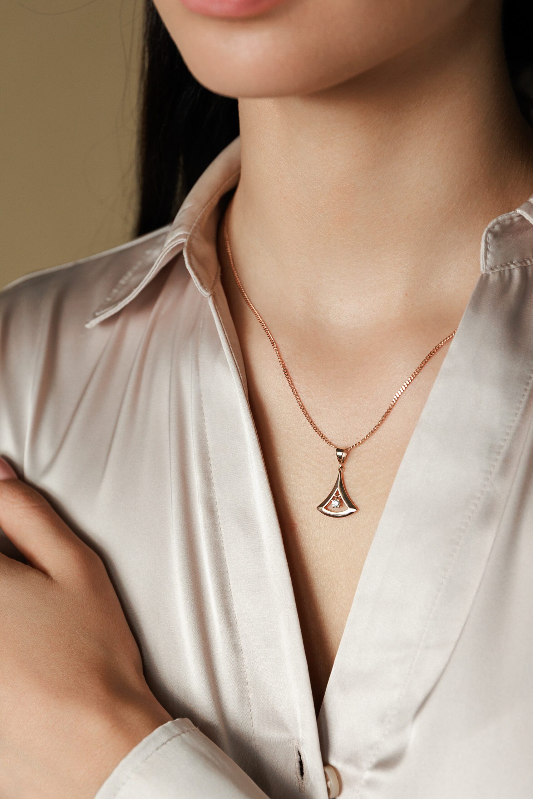 auksinis pakabukas su cirkoniu